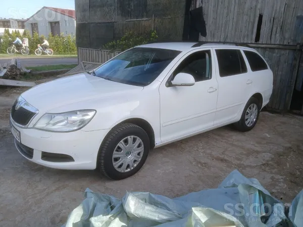 Teh. apskate tikko izieta, auto smuki rūc un brauc.