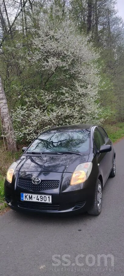 Toyota Rūc un skrien kā bitīte, maza un ekonomiska. Jauna