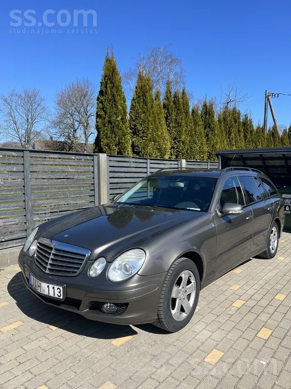 Facelift Mercedes-Benz E220 Cdi
2.2 dīzelis, automāts

Melns ādas salons,