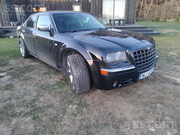 Chrysler Tirgoju savu auto. Ļoti labs un pamanāms auto, lie