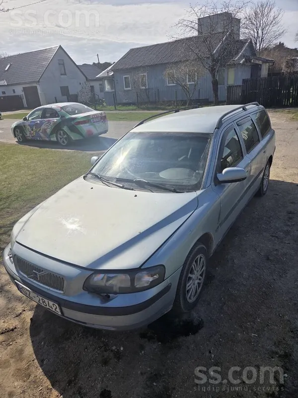 Auto virsbūve un apakša varētu teikt bez rūsas ir šādi tādi defekti salonā.