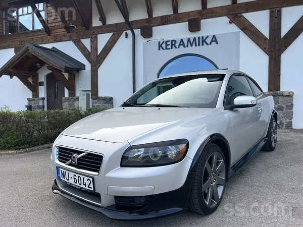 Volvo Tirgoju savu pedantiski koptu automašīnu C30 2.4 D