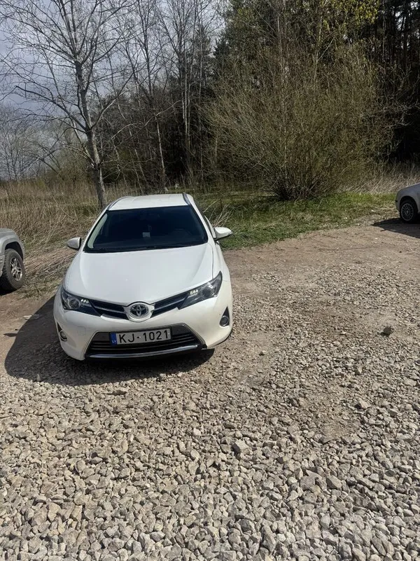 Toyota Гидбид/газ очень маленький расход по деньгам 5 евр