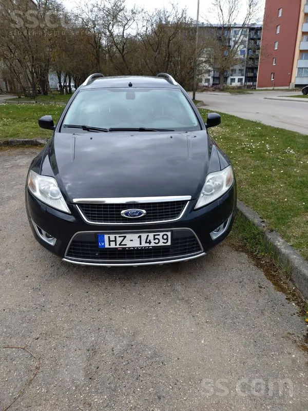 Ford Pārdod ekonomisku, jaudīgu ģimenes auto. 