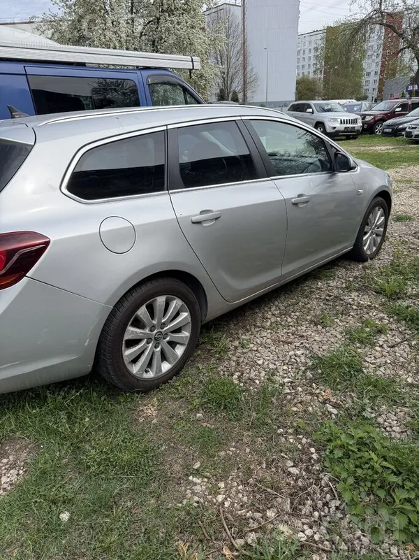 Opel Ideāls darba auto ar ietilpigu bagažnieku. Ekanomi