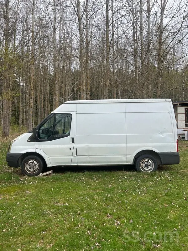 Pagalma tīrīšana. Busam noklājusies turbīna, vienas pusēs sarūsējis slieksni