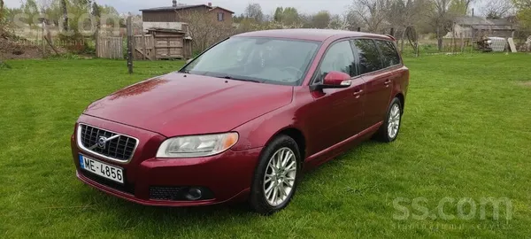 Volvo Pilnīgi svaiga skate. Volvo ir vizuāli defekti kas