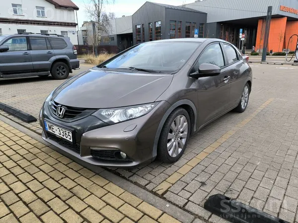 Pārdodu 2013. gada Honda Civic hečbeku ar 1.6 dīzeļa dzinēju un 6 pakāpju ma