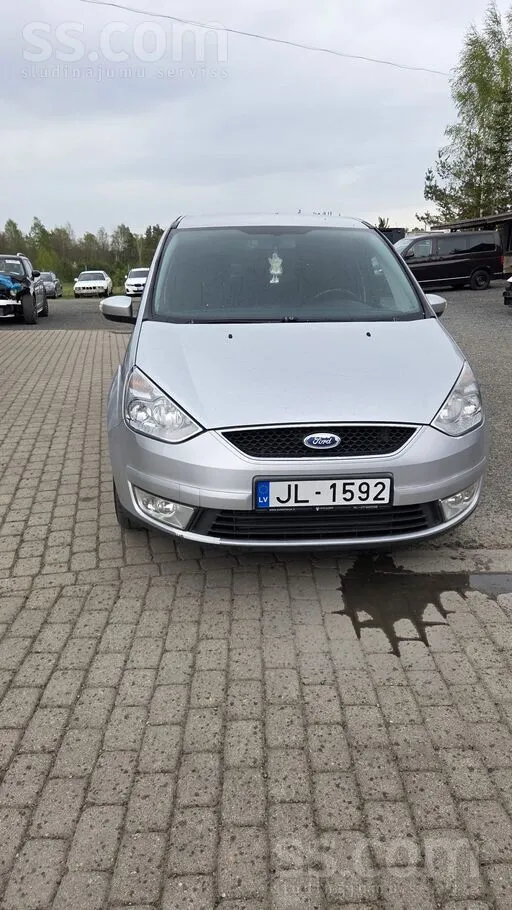 Auto labā stāvoklī, tiek izmantots ikdienā, līdzi nāk ziemas riepas uz metāl