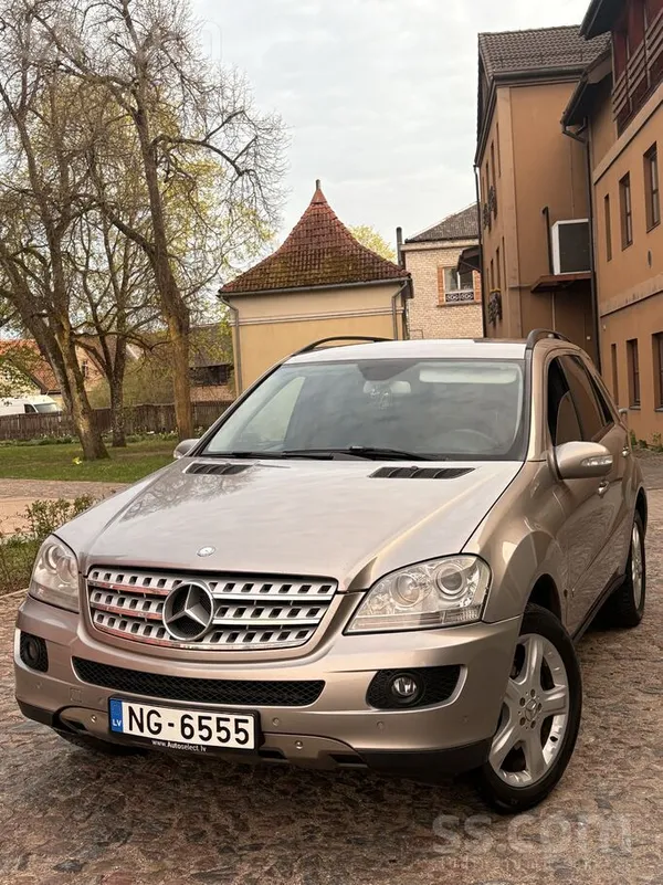 Zolīds - komfortabls apvidus tipa -
Mercedes Ml280 4Matic ar pilnpiedziņu.