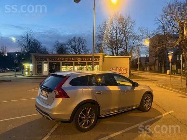 Pārdodu koptu un uzticamu Volvo V60 Cross Country Fwd 190 ZS. Pateicoties Cr