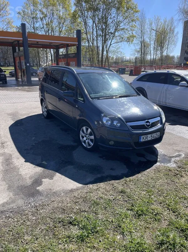 Pārdodu labu Zafiru. Priekš saviem gadiem labā
stāvokli. Parkošanas sensori