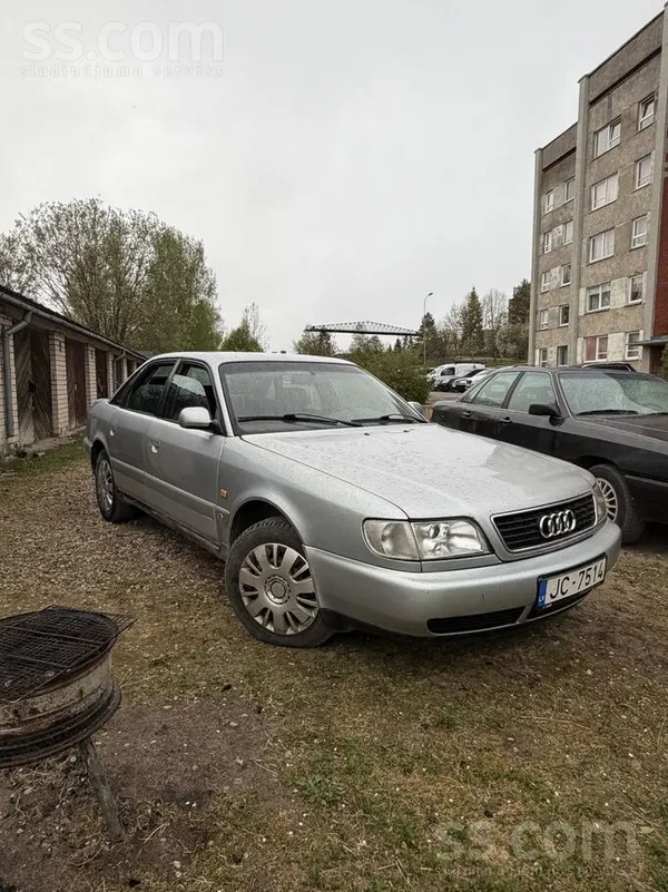 Audi Pārdodu ar tikko iegūtu melno skati vidusmēra audi