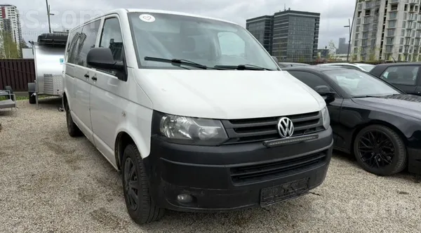 Pārdodu busu, kurš ir piedzīvojis daudz, odometrā un uz virsbūves viss redza