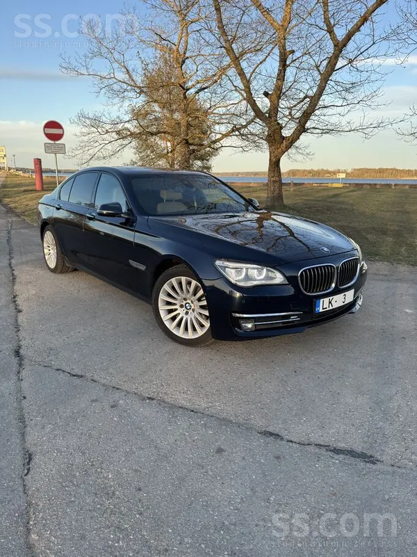 BMW 730, 190kw. Face lift. 

Adaptīvais kruīzs
Head up
Ceļa zīmju atpazī