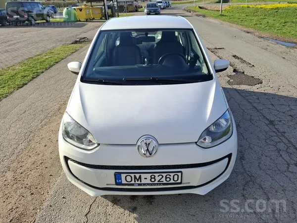 Ekonomisks pilsētas auto ar svaigu apskati. Vasaras un ziemas riepas. Pirms