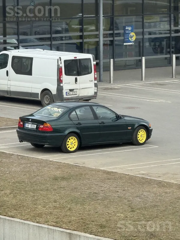 Kondicionieris strada jaunas bremzes diski un kluči, svaigi krāsoti diski ar