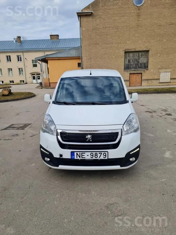 Latvijā ievests 2022 gadā. Peugeot Partner kravas furgons ar 3 sēdvietām. Uz