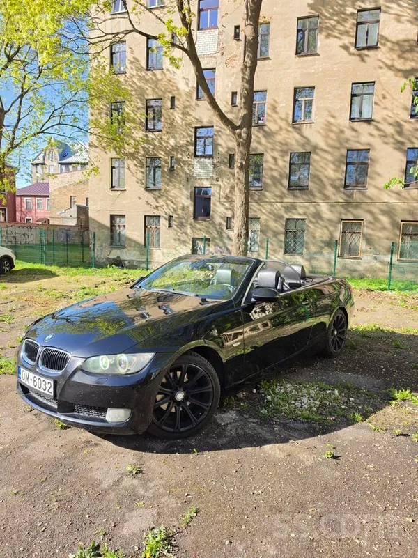 BMW Pārdod BMW 320i Cabrio ar 6 pakāpju manuālo kārbu 