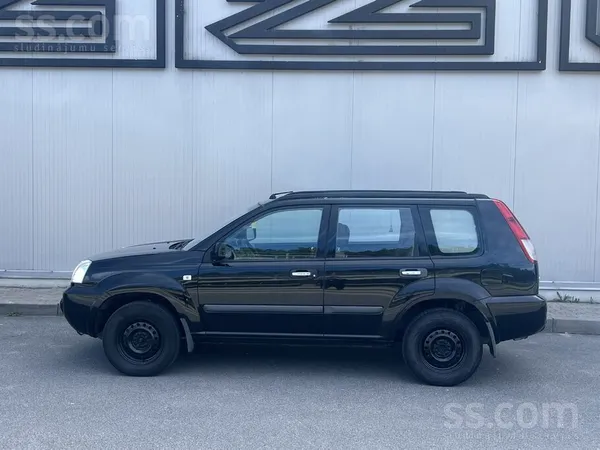 Nissan Loti laba stavokli. Viss strada. Kopts auto. Pilna