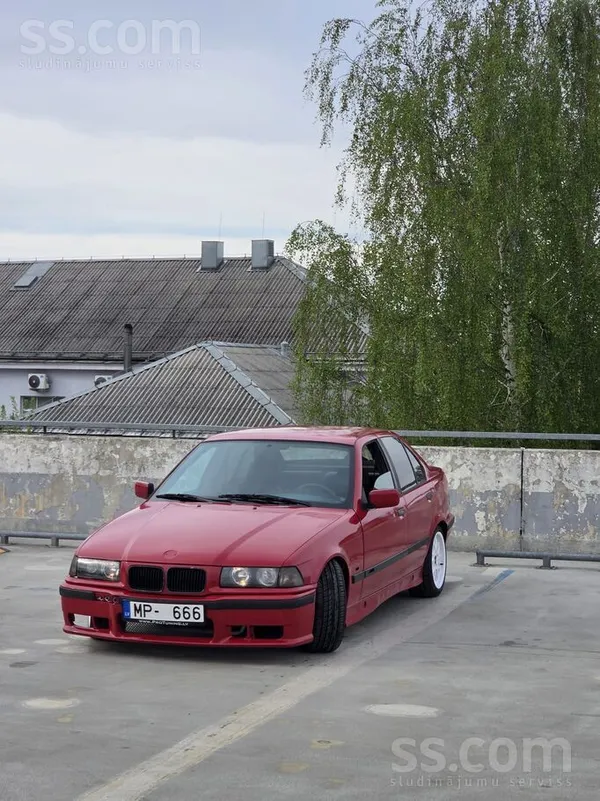 BMW BMW e36 - oriģināli 318i, nokrāsots Imola 2 krāsā.