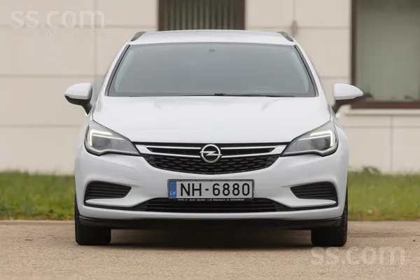 Opel Automats, balta metalika, loti labs auto stavoklis