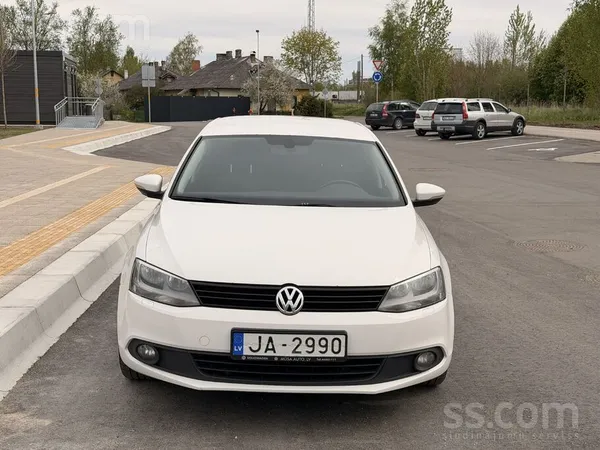 Pārdod Volkswagen Jetta ar ekonomisku un uzticamu 1.2 benzīna motoru (77 kW)