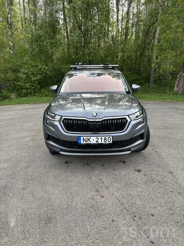 Pārdod Škoda Kodiaq - plašu, uzticamu un ļoti koptu 7-vietīgu ģimenes auto.
