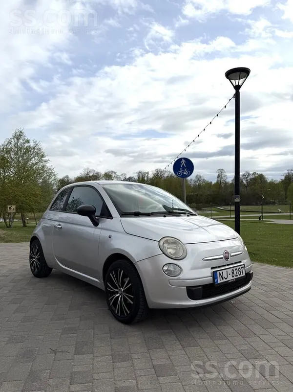 Fiat Pārdodu Fiat 500 lielisku pilsētas auto. 