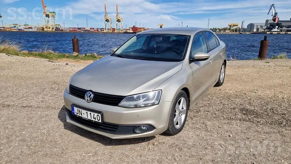Volkswagen Pārdod Volkswagen Jetta 1.4L ar benzīna dzinēju, 9