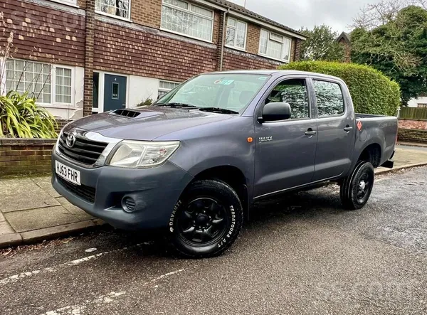 Toyota Pārdodu 2013 gada Angļu Toyota Hilux 2.5 dizelis m