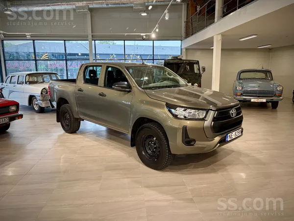 Toyota Toyota Hilux, ar 2, 4 litru dīzeļdzinēju un sešpak