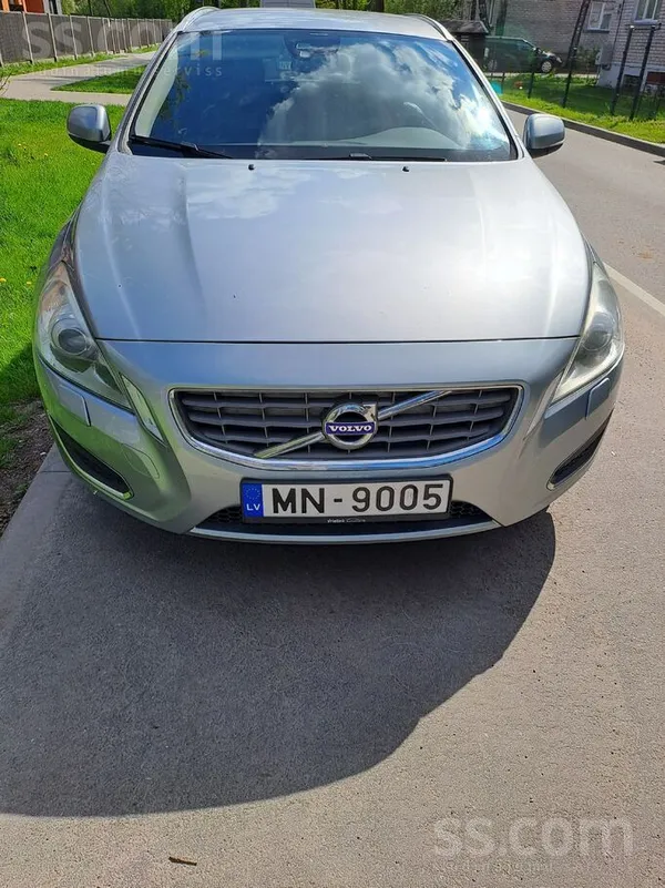 Volvo Pārdod 2014. gada Volvo V60 D2 Ocean Race. Auto ir