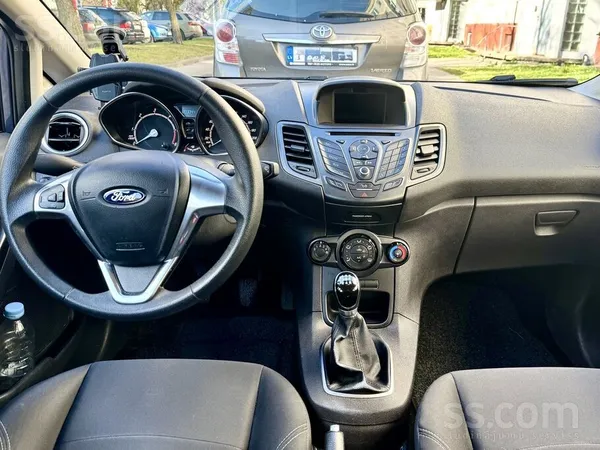 Ford Pārdodu auto, kuru loloja viena saimniece ne ralli