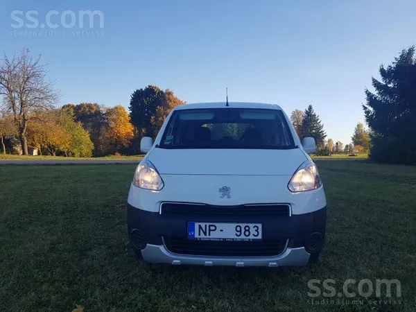 Peugeot Mašīna , labā teh. un viz. stāvoklī. smagumus nav 