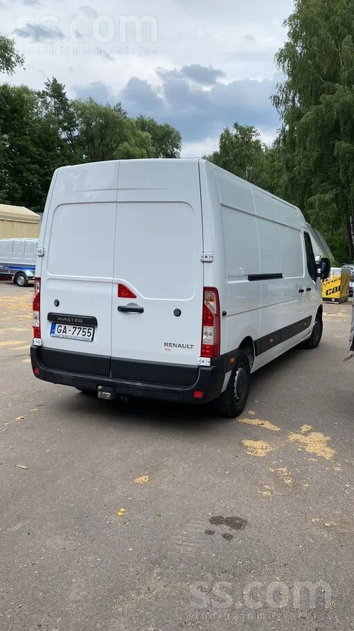 Renault Uzņēmums tirgo labu koptu busu. Automašīna tika ie