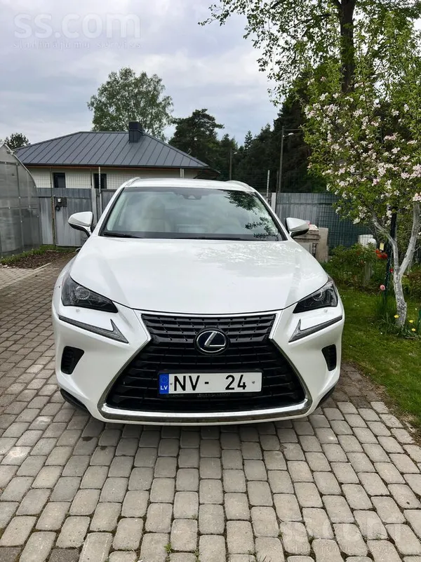 Lexus Uzņēmums pārdod Lexus Nx300H hibrīdu ideālā stāvok