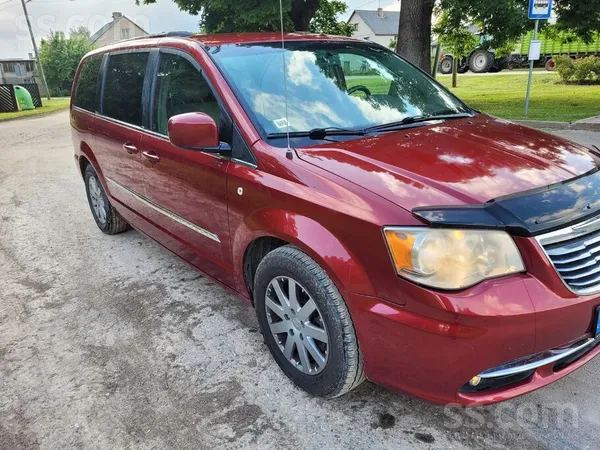 Pārdodu Chrysler Town&country. Itilpīgs un plaš salons ir sakabes āķis. Sīkā