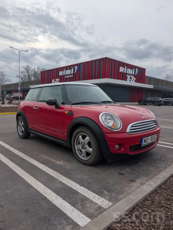 Pārdodu stilīgu un koptu Mini One ar baltu jumtu. 
Sarkans auto ar baltu ju