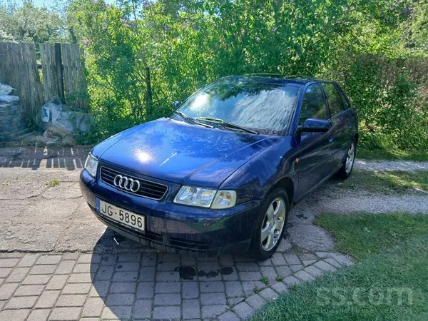 Audi Braucams auto. Rūsa redzama tikai uz priekšējām k.