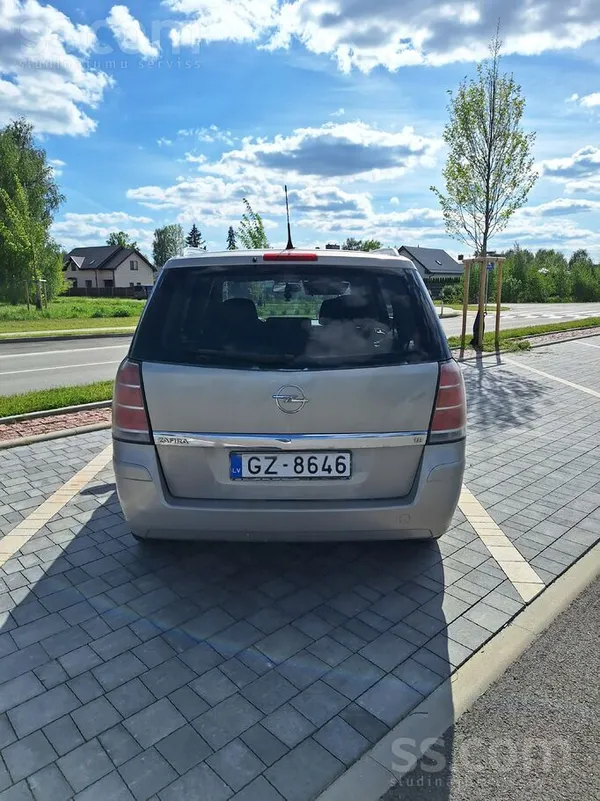 Opel Pārdod auto normālā stāvoklī. 7 vietas. Kondicioni