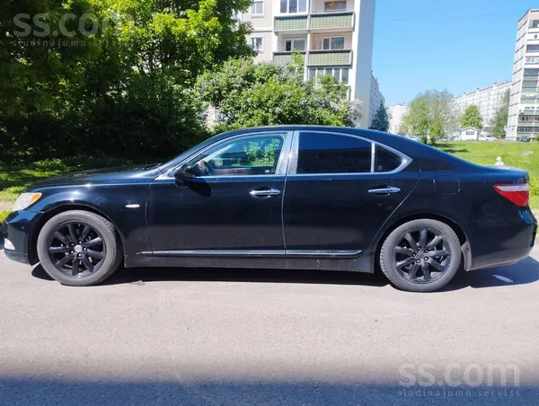 Lexus Auto labā tehniskā stāvoklī. Ir vizuālas nepilnība