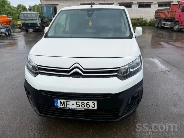 Citroen Citroen Berlingo ar 1.5 litru dīzeļdzinēju un manu
