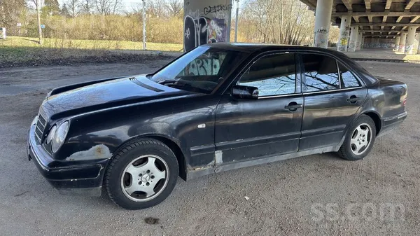 Pārdodas atbilstoši vecumam un vizuālajam izskatam labs MB W210, motors strā