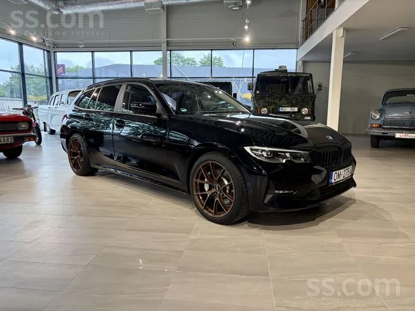 BMW BMW 3.sērija ar ekonomiski uzlādējamu hibrīdu un a