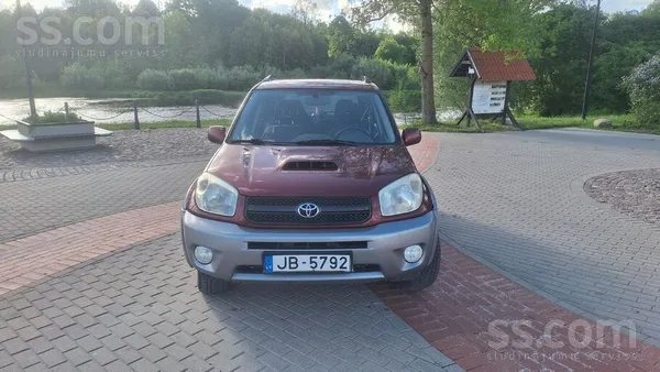 Toyota 2005. Gadā ražots darba zirgs brīnišķīgā ķiršu sar