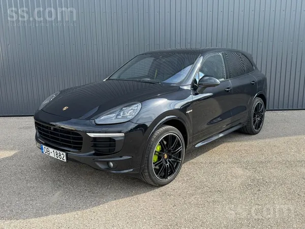 Porsche Kopts auto. Apkopes veiktas Porsche centrā. Vasara