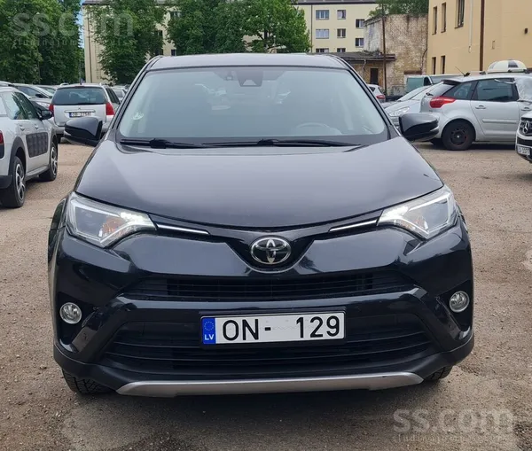 Toyota Skaists auto tiko ievests no Francijas. Toyota Rav