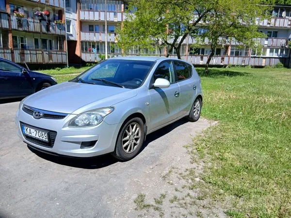 Hyundai Braucams auto. Ietilpīgs, jo nolokāmi aizmugures s