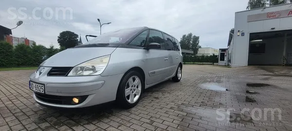 Renault Продаётся семейный авто. Есть визуальные дефекты. 